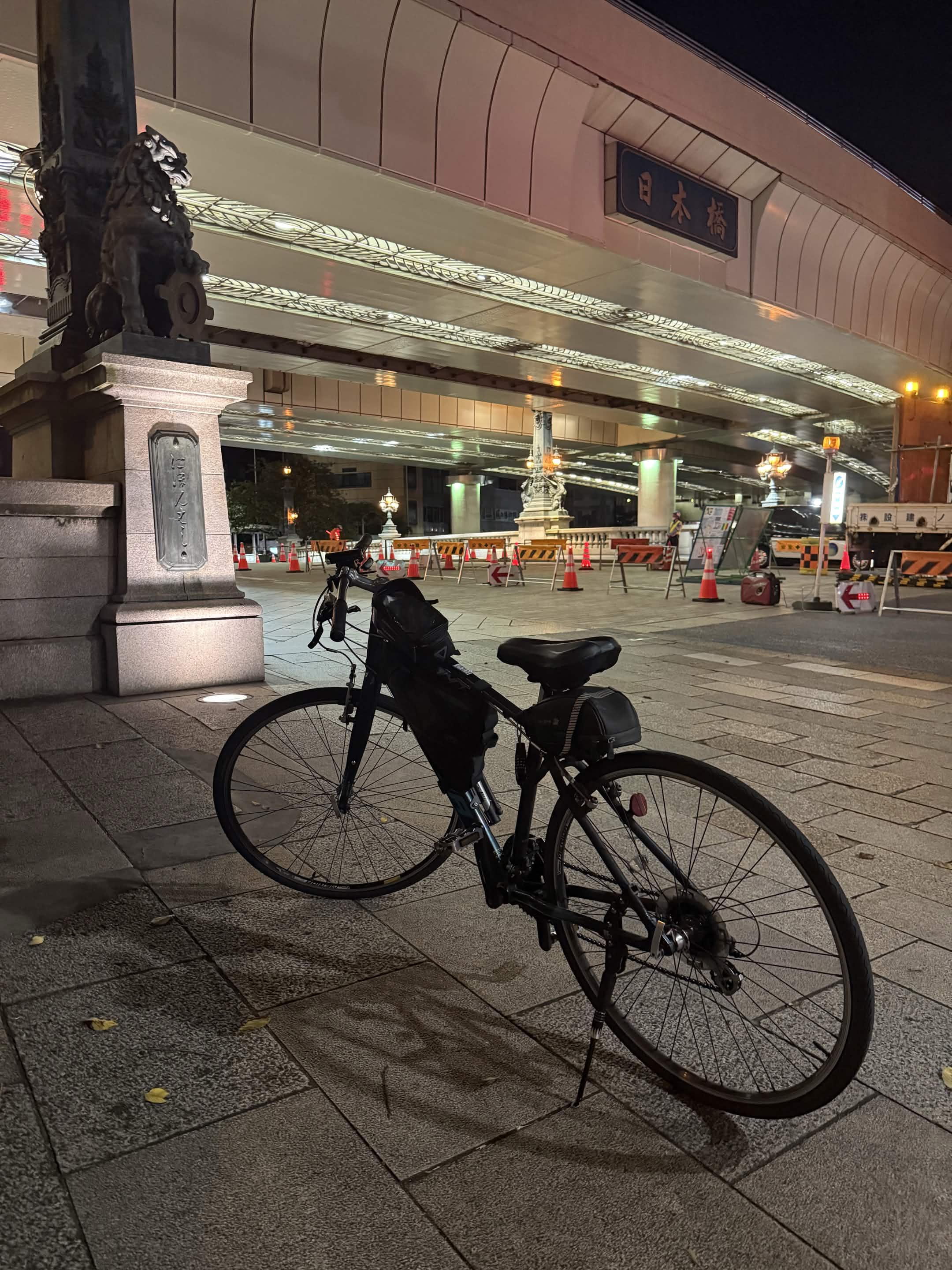 ゴール地点、東京・日本橋と走り切った自転車（夜）